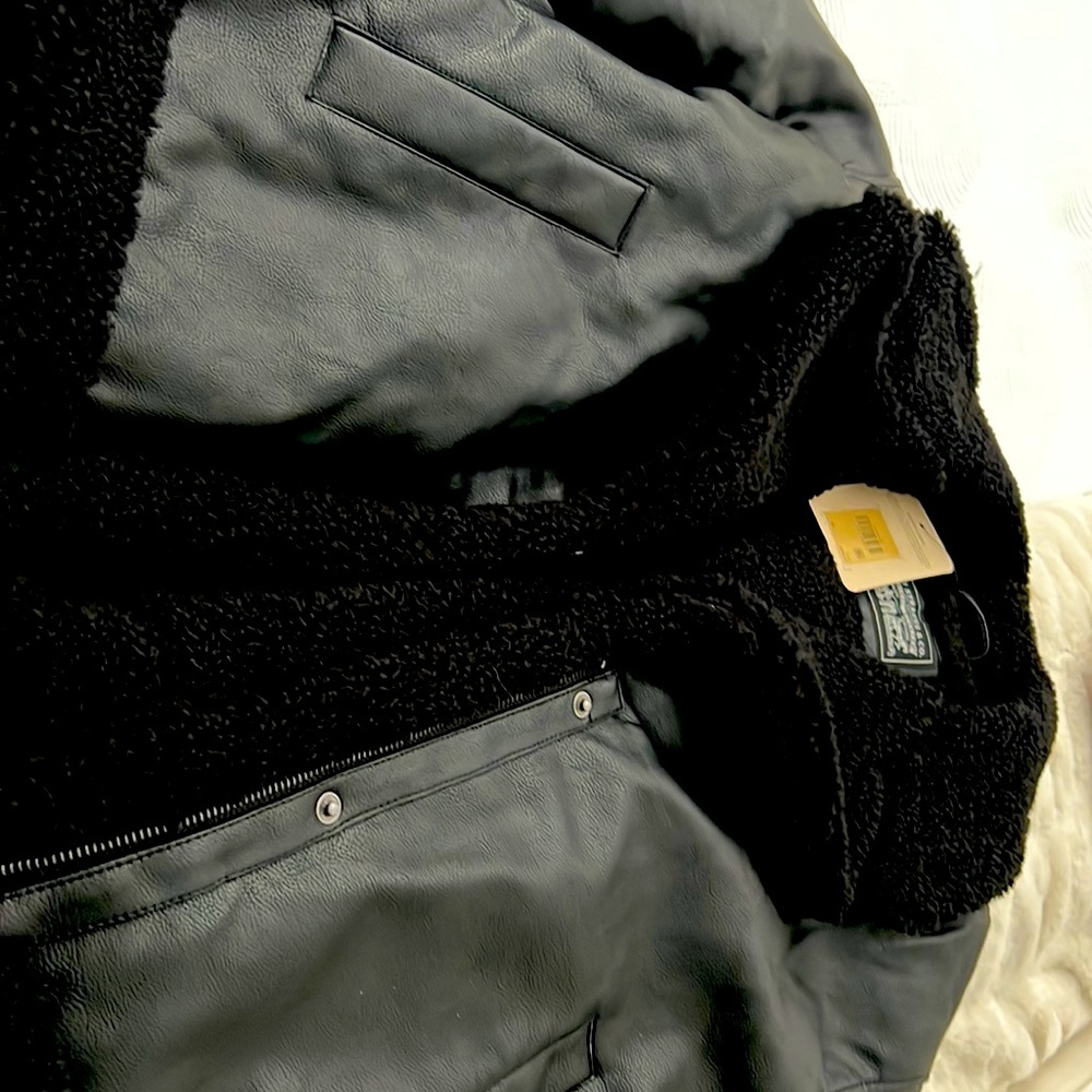 Beautiful Levi’s new with tags medium bomber Sherpa jacket !